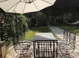 Apartments by Elmar Villa at Sunset Bay, παραλιακό ξενοδοχείο σε Polisi i Vogël