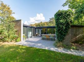 Bungalow in Sint Maartenszee near the beach, ξενοδοχείο σε Sint Maartensvlotbrug