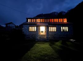 The Walnut Tree Lodge, Naltar, hotel in Jugut