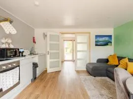 1-Bed Cosy Country Retreat- Sleeps 5 Emerald Park