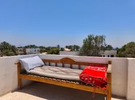 Kanaba House - Couch on rooftop