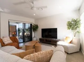New Luxury Spacious private convenient hilltop view 3BD