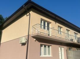 Mirina village house, hotel con estacionamiento en Pljevlja