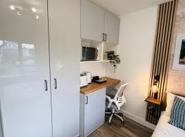 Newly renovated En-Ensuite Private Room with own Kitchenette in Birmingham - Halesowen R4