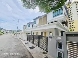 Happy Villa - Private Pool, 5BR, KTV, BBQ, PS5 just 3 Mins to Batu Ferringhi Beach!
