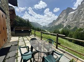 We are 4810 Chalet aux pieds du Mont-Blanc Trilocale, Hotel in Courmayeur