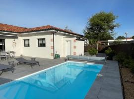 VILLA ALAÏA neuve avec piscine, pétanque proche plage et golf, hotel in Moliets-et-Maa