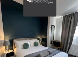 THE SCHOOL HOUSE, DUNDEE- 3 bed bungalow TV's in all rooms, 2 double rooms and one queen size where the bed can be split into 2 twin beds, 2 bathrooms, fully equipped kitchen, FREE off street parking, WiFi, long stay rates available with HONEYCOMB HOSTS