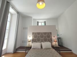 Suite de Rêve au Château avec Bain Caché - Accès Bassin de Nage - Clim, hotel i La Redorte