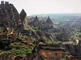 Dancing Cloud Art House