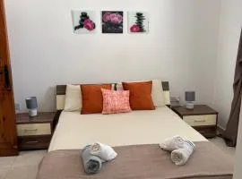 Cosy 2 Bedroom Penthouse with Terraces & seaview