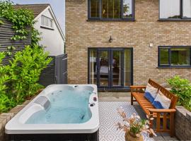 Luxury Beach Stay with Hot Tub, hotel con bañera de hidromasaje en Burry Port