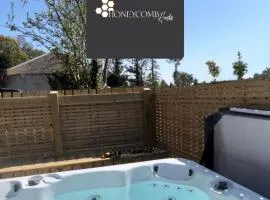 CORN FLOUR LODGE at PITKERRO MILL, 3 double bedrooms with TVs, 1 en-suite, 2 further bathrooms, fully equipped kitchen, large family dining area, FREE parking and WiFi, HOT TUB, private garden, short mid and longterm stays available with HONEYCOMB HOSTS