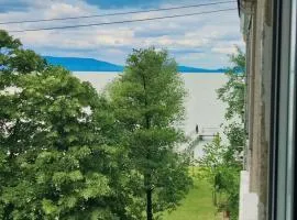 Vízparti gyermekbarát teljesen felújított Apartman, őrzött, saját strand, parkoló, étterem