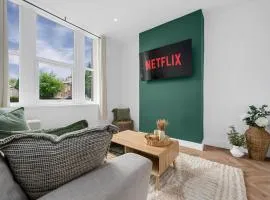 Whitefield 2BR Retreat, Free Parking & WiFi, Near Manchester