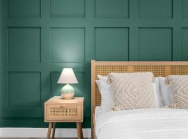 Whitefield 2BR Retreat, Free Parking & WiFi, Near Manchester, villa in Whitefield