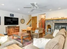 3 min to Mt Snow with FREE Shuttle! Family-Size fun, Wood fireplace, 2 living rooms, Arcades