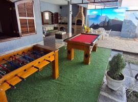 Casa no centro de Guapimirim, ar condicionado, piscina, churrasqueira, tranquilidade, Hotel in Guapimirim