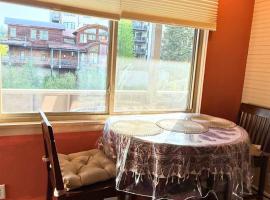 Riverfront Retreat Just 7 Minutes from the Resort, with a Hot Tub and Pool walk to downtown, hotel u gradu 'Winter Park'