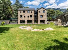 Historic French Embassy Gardens Chalet in Andorra l by BonesVacances, hotel en Andorra la Vella
