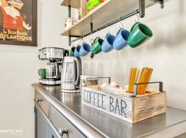 Sleeps 10 + Coffee bar + Game Room + Train to CHGO, biệt thự ở Brookfield