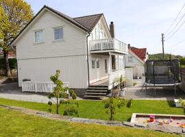 Modern and spacious apartment close to Preikestolen, hotel con hidromasaje en Strand