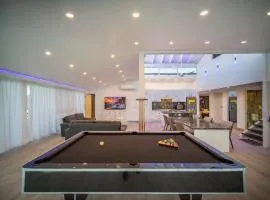 3BR Luxury Penthouse, 300m From Beach