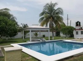 Casa, alberca privada y jardín