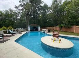 Cheerful 5-bedroom resort with heated pool