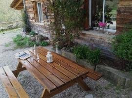 Petit coin de paradis en Ardèche، فندق في Saint-Julien-Boutières