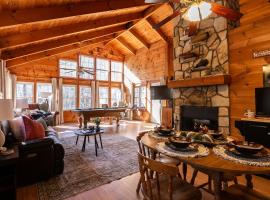 Bear's Den Couples Cabin Hot Tub Pets, ξενοδοχείο σε Sautee Nacoochee