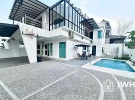 Ipoh Lahat Mines Private Pool Lake Villa by IWH Suites, hotel v destinaci Lahat