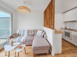 South-facing terrace, direct beach access, hotel a Cabourg