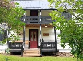 Connie's Retreat - 3 Bedrooms, 2 Baths, Sleeps 11 farmhouse
