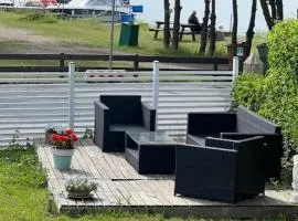 Röda Stugan, granne med badplats och havet