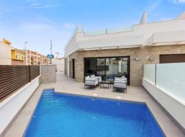 Sunny luxury corner house with private pool, Hotel in San Pedro del Pinatar