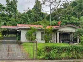 Casa Arboleda-Full House by the River and Forest and Gardens