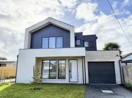 Aalto Retreat 1 - Chic Modern Close to Everything