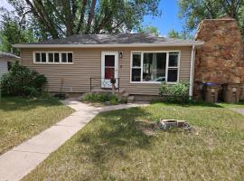 Cozy Tree-Area Home in Laramie &ndash; domek wiejski 