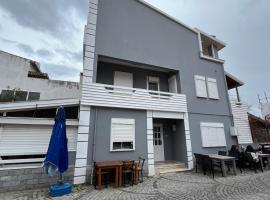 Five Bedroom Plus Living, Triplex Villa with Big Private Garden, Fifty Meters to Sea in Urla, Sleeps Twelve, Three Baths, Hotel in Urla