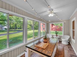 Old School Charm | Sleeps 6, hotel em Buchanan