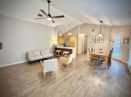 Charming 3-bedroom house in delightful Lewisville with AC, WiFi, hotel in Lewisville