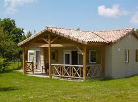 Chalet 3 chambres avec piscine chauffée, proche Lac du Jaunay et plages de Saint-Gilles-Croix-de-Vie - FR-1-783-23, ξενοδοχείο σε La Chapelle-Hermier