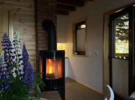 Domek nad Brzegiem- 20m od jeziora, villa in Wiele