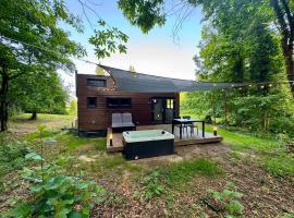 Tiny house face &agrave; la for&ecirc;t - &Eacute;vasion nature, hotel with hot tubs in Marval