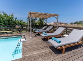 Villa Olympia, 7 BR, for up to 22 persons, 400 meters from the long sandy beach, hotel v destinaci Kavros
