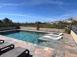 Villa Triana, отель в городе Нерха