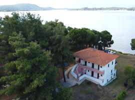 Studios Efi beach, hotel in Vourvourou