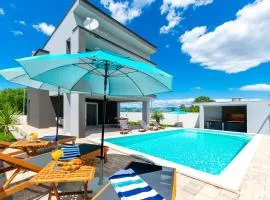 Modern Casa di Lucija with heated pool, near Airport, own parking