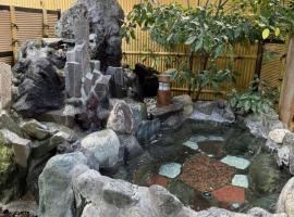 Manor House, hotel com banheiras de hidromassagem em Yamanakako